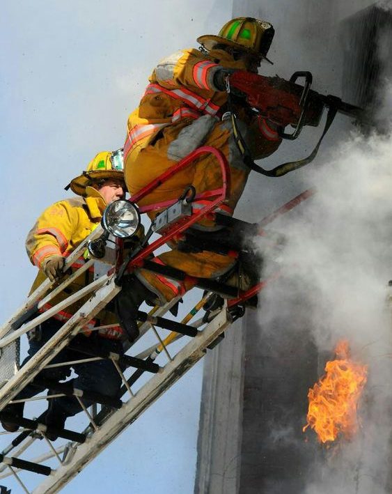 Bomberos en acción usando botas